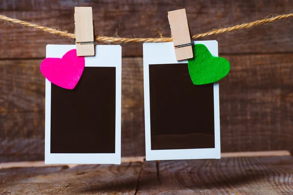 Old blank photo with a heart pinned to the string — Stock Photo, Image