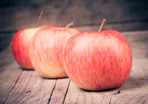 Rött äpple frukt mogen dagg — Stockfoto