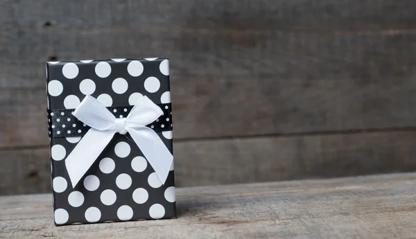 Коробка подарков с луком — стоковое фото