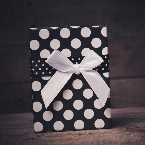 Geschenkbox mit Schleife — Stockfoto
