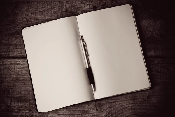 Blank anteckningsblock med penna — Stockfoto