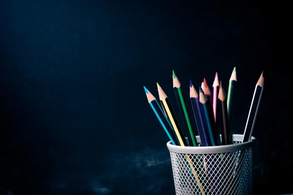 Kolorowe kredki w kubek ołówkiem — Zdjęcie stockowe
