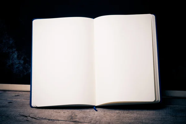 Blank notepad with pen — Stock Photo, Image