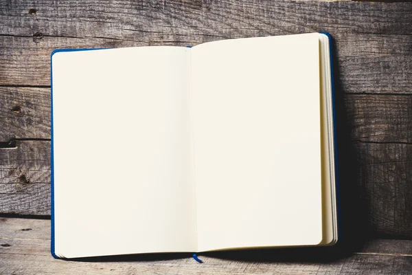 ペン付きの空白のメモ帳 — ストック写真