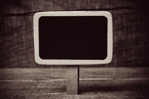 木製の背景に小さな木製フレーム黒板 — ストック写真