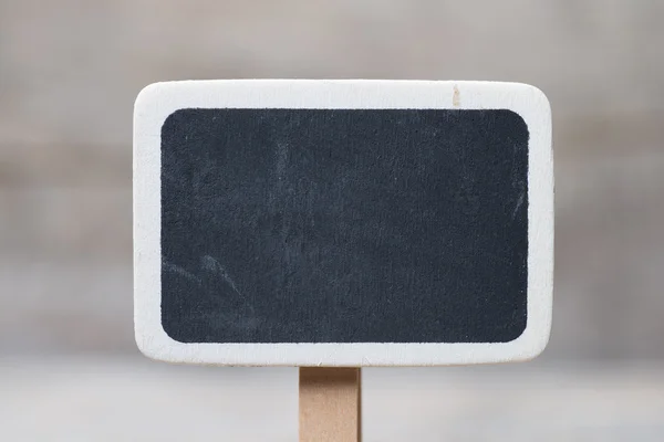 Kleine houten frame schoolbord op houten achtergrond — Stockfoto