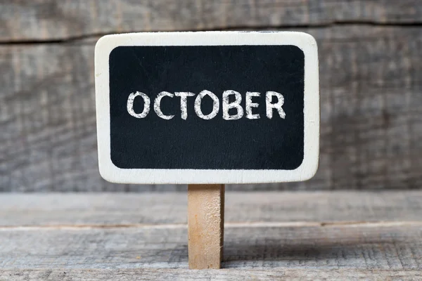 Października na małe drewniane tablica oprawione — Zdjęcie stockowe