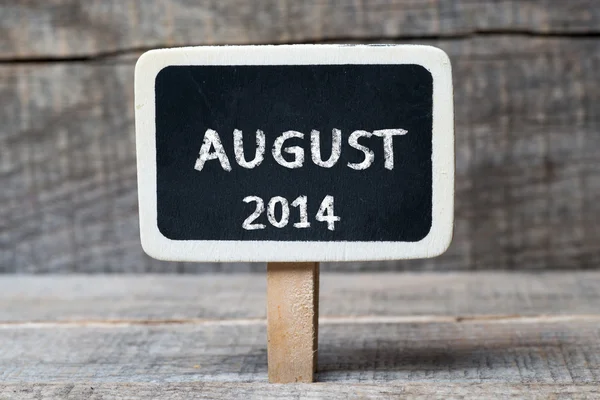 Август 2014 года на малой деревянной доске — стоковое фото