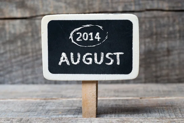 Sierpnia 2014 na małe drewniane tablica oprawione — Stockfoto