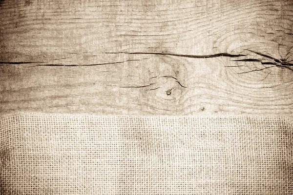 木製のテーブル上の黄麻布のテクスチャ — ストック写真