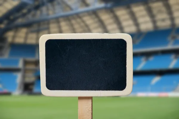 Liten trä inramade blackboard på fotbollsplan — Stockfoto