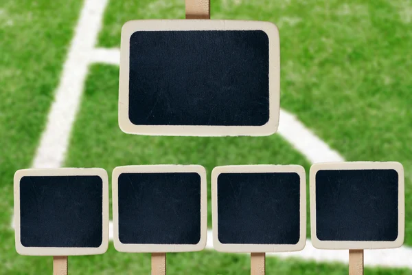 Liten trä inramade blackboard på fotbollsplan — Stockfoto
