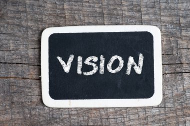 bir kara tahta üzerinde beyaz tebeşir ile el yazısıyla vizyon