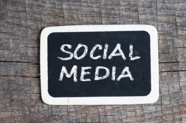 sosyal medya kavramı - bir kara tahta üzerinde metin