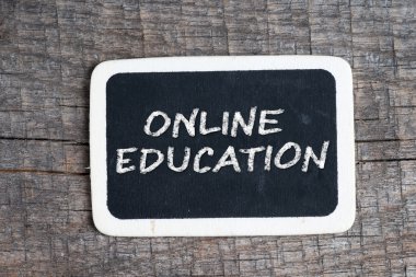 el yazısıyla yazılmış bir yazı tahtası Beyaz tebeşir ile online eğitim