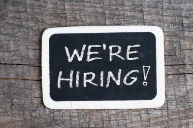 Bizimle çalışmak ister misiniz bir kara tahta üzerinde beyaz tebeşir ile el yazısı