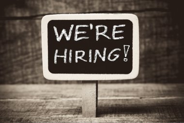 Bizimle çalışmak ister misiniz bir kara tahta üzerinde beyaz tebeşir ile el yazısı