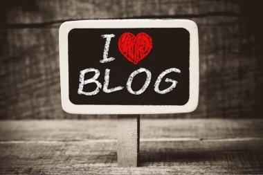 bir kara tahta üzerinde beyaz tebeşir ile el yazısıyla yazılmış blog aşk