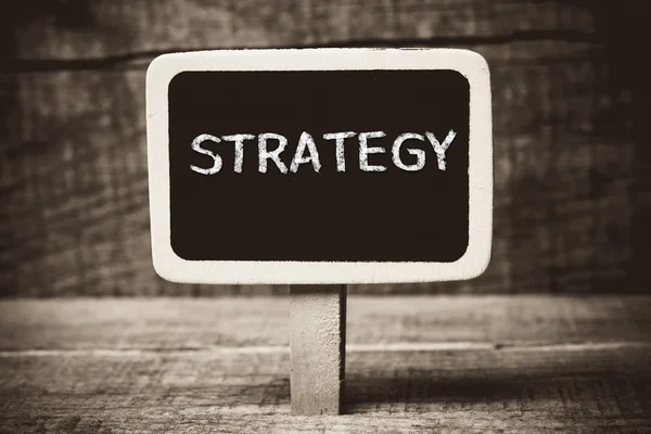 Strategie geschreven op een schoolbord met wit krijt — Stockfoto