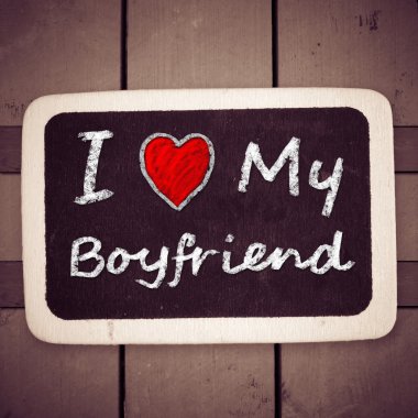 Tebeşir ile el yazısıyla yazılmış bir erkek arkadaşımı seviyorum