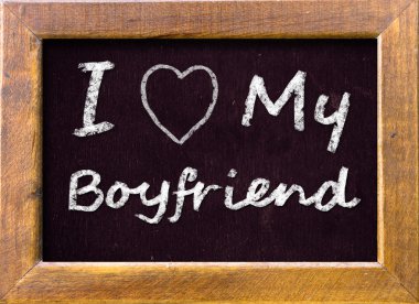 Tebeşir ile el yazısıyla yazılmış bir erkek arkadaşımı seviyorum