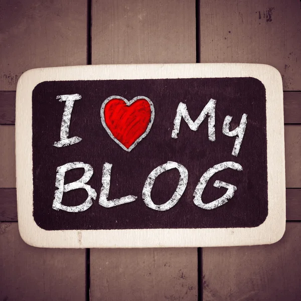 Kocham mojego bloga z ręcznie z białą kredą na tablicy — Zdjęcie stockowe