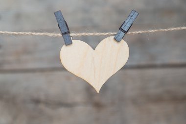 kalp pins bir iple asılı