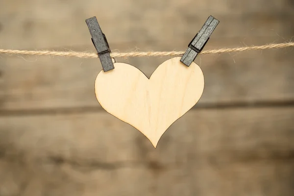 Coeur suspendu à une corde avec des épingles — Photo