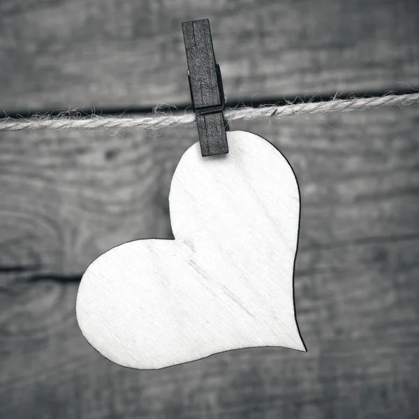 Corazón colgando de una cuerda con alfileres — Foto de Stock