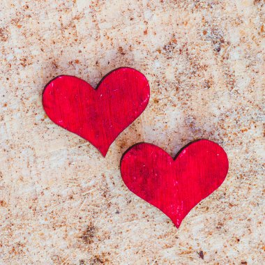kum üzerinde iki kırmızı kalp