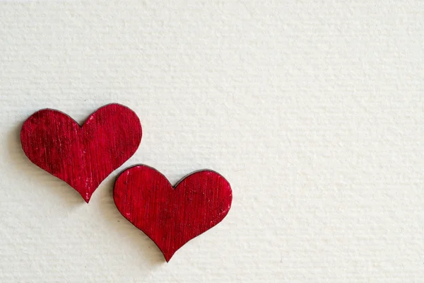 Rode harten op oud papier — Stockfoto