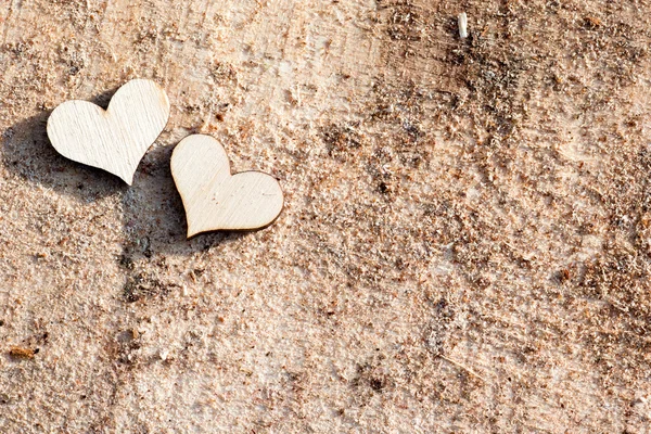 Два красных сердца на песке — стоковое фото