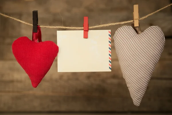 Lege Instant Papier Blad Hart Opknoping Clothesline Houten Achtergrond — Stockfoto