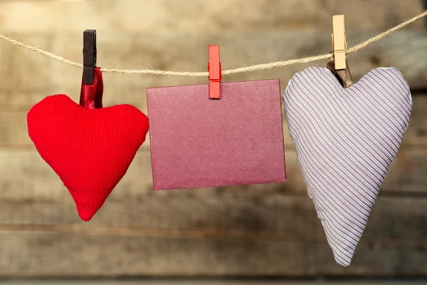 Foglio di carta istantaneo vuoto e cuore appeso sulla clothesline — Foto Stock