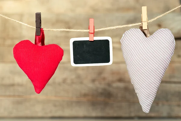 Foto instantánea en blanco y corazón colgando en el tendedero — Foto de Stock