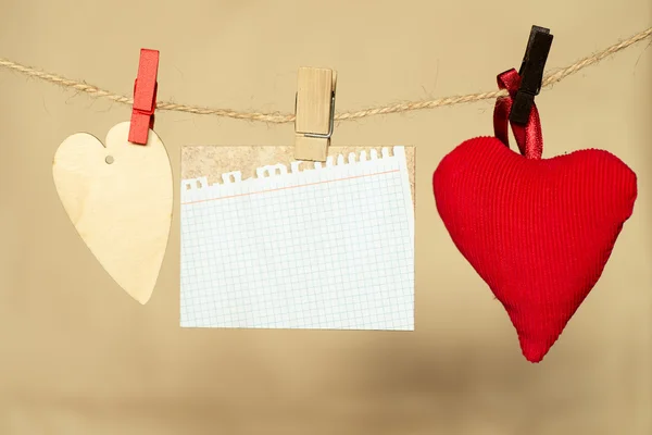 Blank Instant papper ark och hjärta hängande på klädstreck — Stockfoto