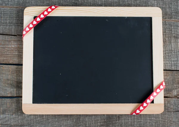 Kleine schoolbord opknoping op houten — Stockfoto