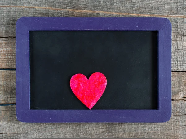 Küçük yazı tahtası üzerinde kalp — Stok fotoğraf