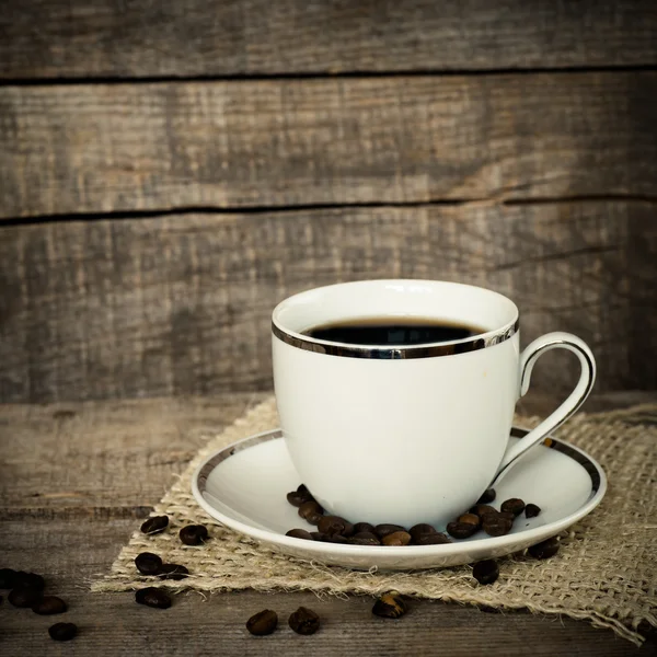Tasse Kaffee und geröstete Bohnen — Stockfoto