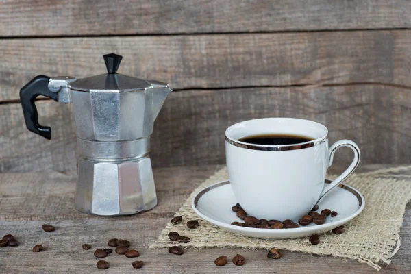 Xícara de café e feijão torrado — Fotografia de Stock