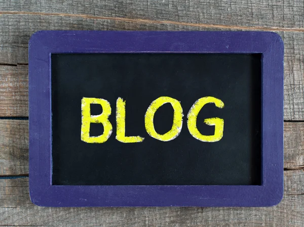 Blog woord handgeschreven op het zwarte schoolbord. — Stockfoto