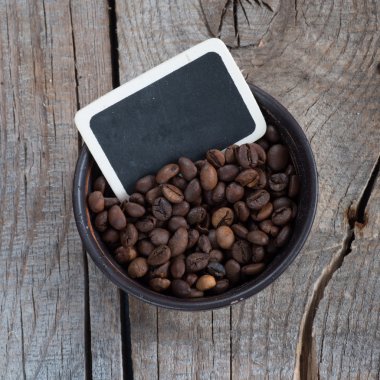 kahve çekirdekleri ahşap zemin üzerinde kumaş üzerine ahşap kase