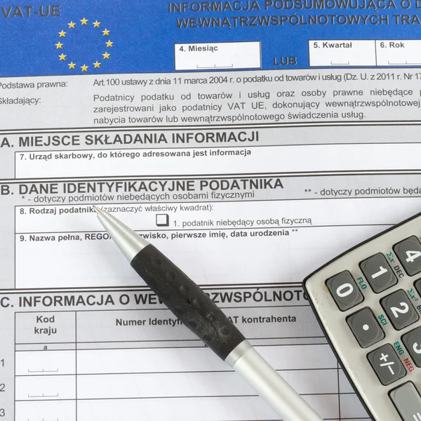 Modern hesap makinesi, siyah kalem ve vergi formlar