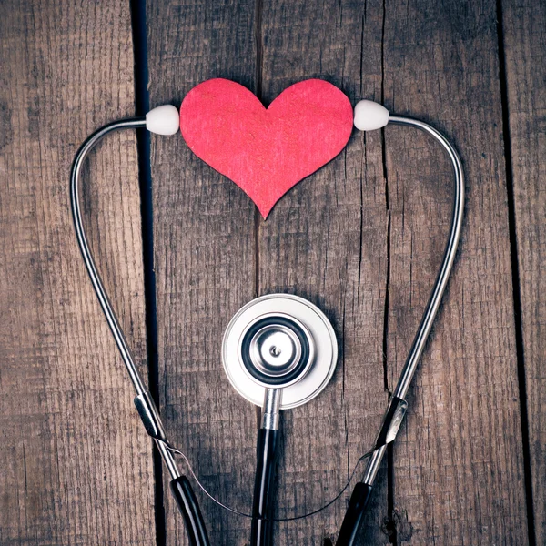 Estetoscopio con corazón rojo — Foto de Stock