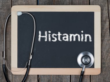 word histamin ve stetoskop ile yazı tahtası