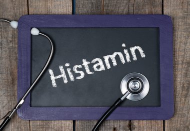 word histamin ve stetoskop ile yazı tahtası