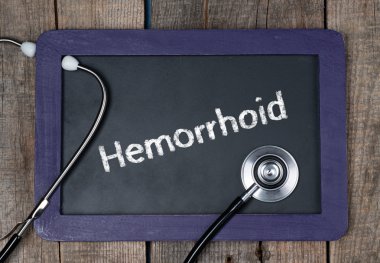 word hemoroid ve stetoskop ile yazı tahtası