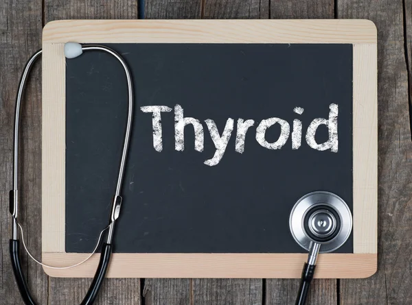 Blackboard with word Thyroid and stethoscope — Stock Photo, Image
