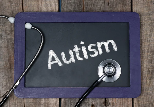 Доска со словом Аутизм и стетоскоп — стоковое фото