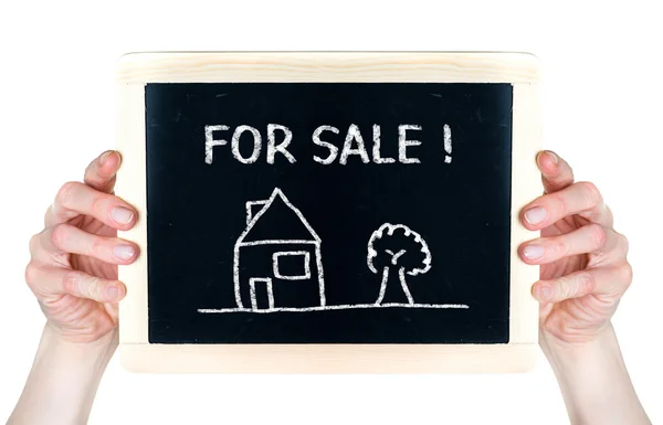 Haus zum Verkauf. die schwarze Kreide.mit Baum — Stockfoto